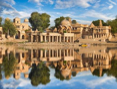 Gadi Sagar tapınak Gadisar Gölü Jaisalmer, Hindistan.