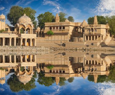 Gadi Sagar tapınak Gadisar Gölü Jaisalmer, Hindistan.