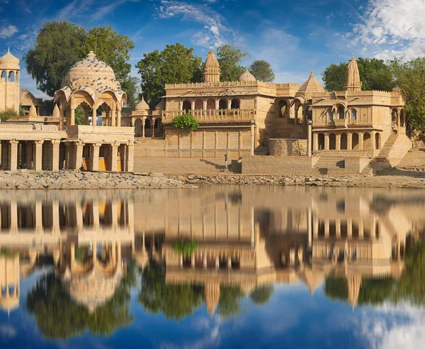 Gadi Sagar templo em Gadisar lago Jaisalmer, Índia . — Fotografia de Stock