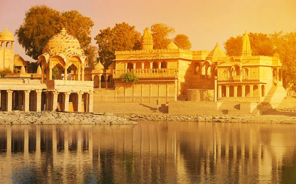 Szántó ŠELKEN Claudia templom, a Gadisar tó Jaisalmer, India. — Stock Fotó