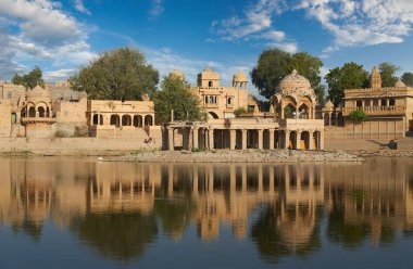 Gadi Sagar tapınak Gadisar Gölü Jaisalmer, Hindistan.