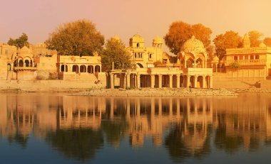 Gadi Sagar tapınak Gadisar Gölü Jaisalmer, Hindistan.