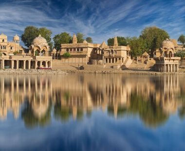 Gadi Sagar tapınak Gadisar Gölü Jaisalmer, Hindistan.