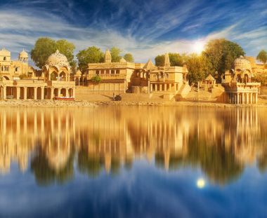 Gadi Sagar tapınak Gadisar Gölü Jaisalmer, Hindistan.