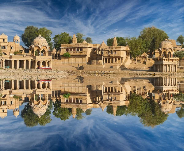 Gadi Sagar tapınak Gadisar Gölü Jaisalmer, Hindistan. — Stok fotoğraf