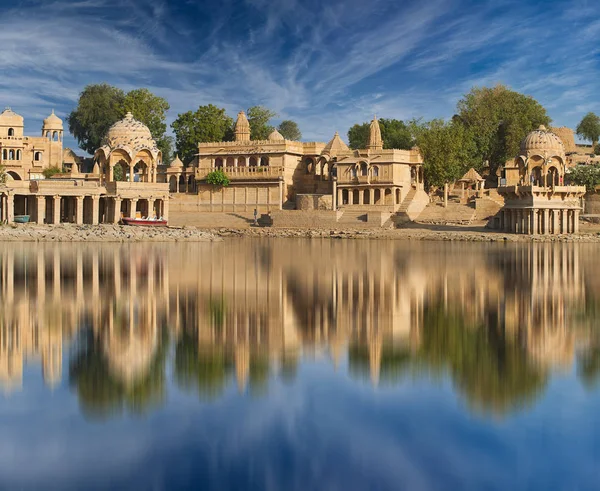 Templo de Gadi Sagar en el lago Gadisar Jaisalmer, India . — Foto de Stock