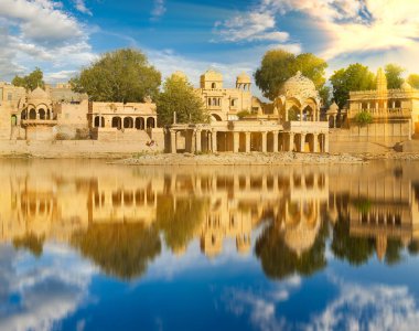 Gadi Sagar tapınak Gadisar Gölü Jaisalmer, Hindistan.