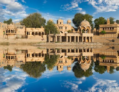 Gadi Sagar tapınak Gadisar Gölü Jaisalmer, Hindistan.