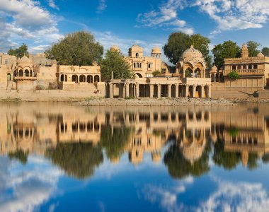 Gadi Sagar tapınak Gadisar Gölü Jaisalmer, Hindistan.