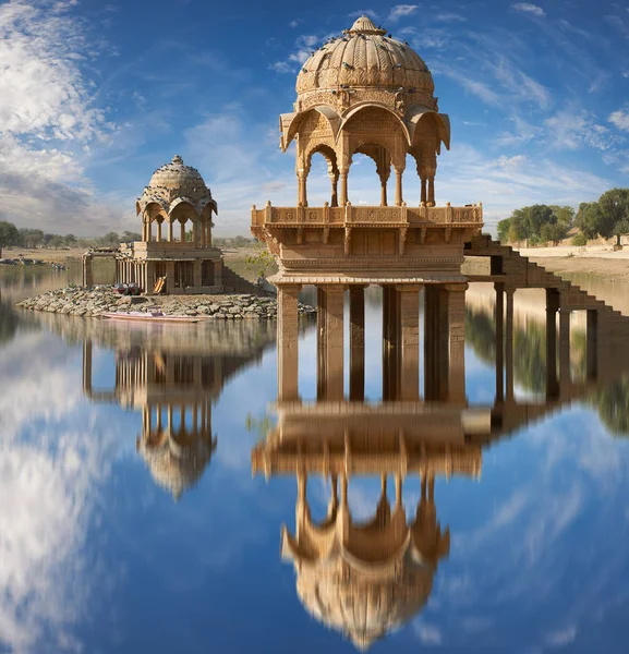 Temple Gadi Sagar sur le lac Gadisar Jaisalmer, Inde . — Photo