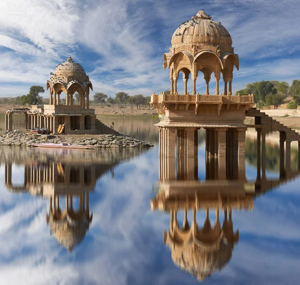 Temple Gadi Sagar sur le lac Gadisar Jaisalmer, Inde . — Photo