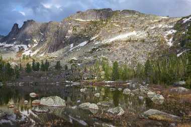 Ergaki Ridge doğa parkı. Krasnoyarsk bölgesi Rusya