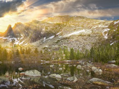 Ergaki Ridge doğa parkı. Krasnoyarsk bölgesi Rusya