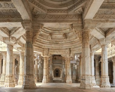 Ranakpur Jain Tapınağı veya Chaturmukha, Dharana, Vihara, Ranakpur 'da bir Jain tapınağıdır.