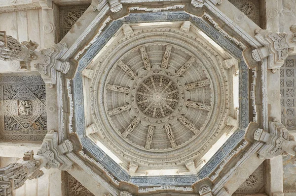 ラナクプール・ジャイナ寺院（ラナクプール・ジャイナ寺院、仏語: Chaturmukha, Dharana, Vihara,）は、ラナクプールにあるジャイナ寺院。 — ストック写真