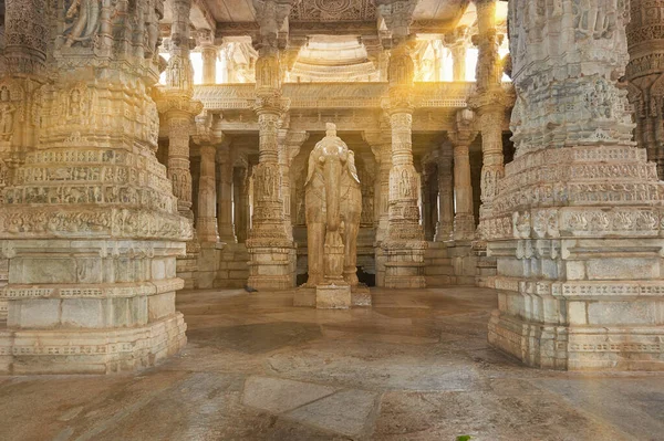 El templo de Ranakpur Jain o Chaturmukha, Dharana, Vihara, es un templo de Jain en Ranakpur — Foto de Stock