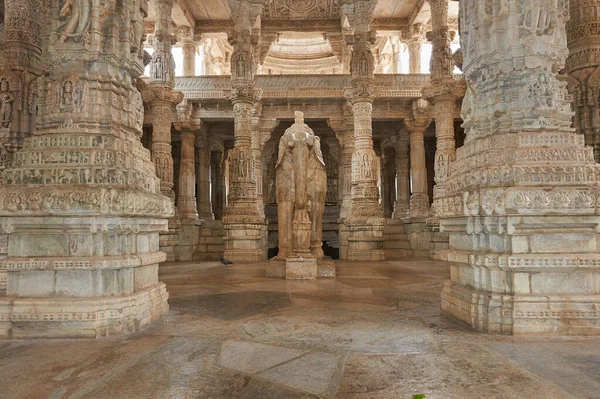 El templo de Ranakpur Jain o Chaturmukha, Dharana, Vihara, es un templo de Jain en Ranakpur — Foto de Stock