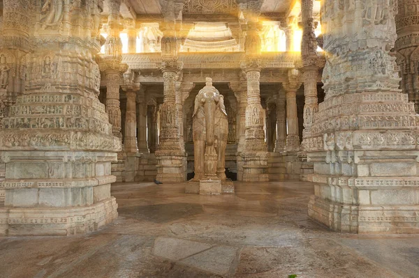 El templo de Ranakpur Jain o Chaturmukha, Dharana, Vihara, es un templo de Jain en Ranakpur — Foto de Stock
