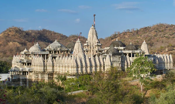 Ranakpur Jain神庙（Ranakpur Jain temple或Chaturmukha, Dharana, Vihara）是位于Ranakpur的一座Jain神庙。 — 图库照片