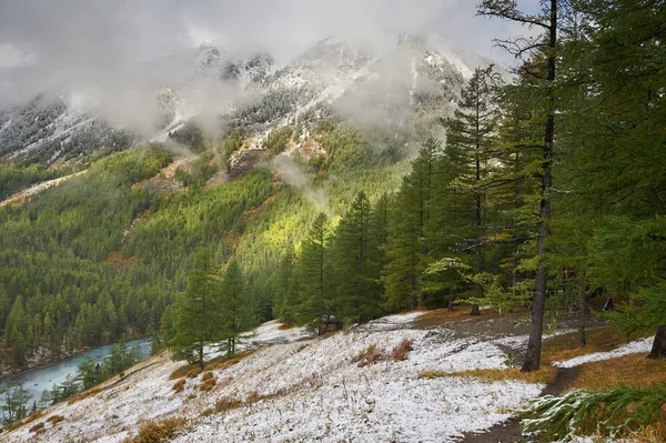 Lago di montagna — Foto Stock