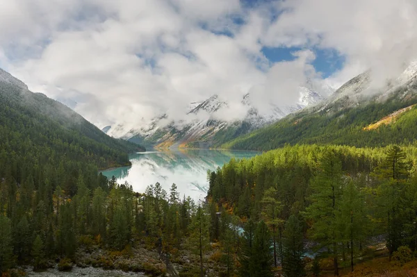 Lago di montagna — Foto Stock