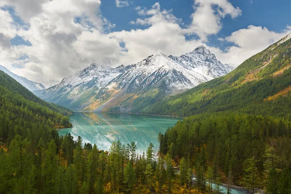 Lago de montaña — Foto de Stock