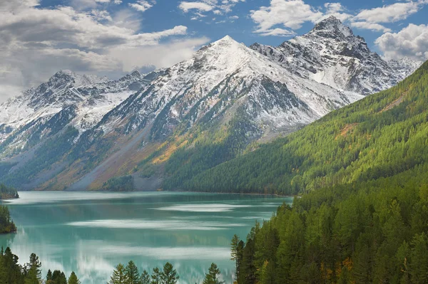 Lago de montaña — Foto de Stock