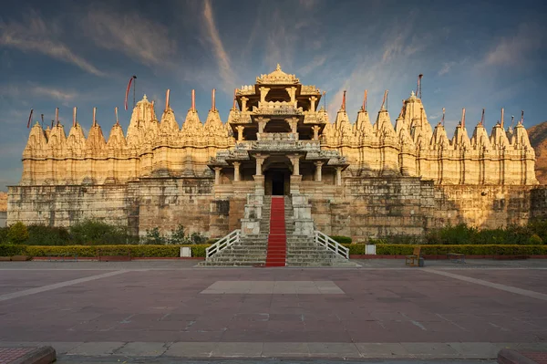 Ranakpur Jain神庙（Ranakpur Jain temple或Chaturmukha, Dharana, Vihara）是位于Ranakpur的一座Jain神庙。 — 图库照片