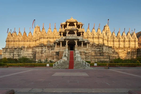 Ranakpur Jain神庙（Ranakpur Jain temple或Chaturmukha, Dharana, Vihara）是位于Ranakpur的一座Jain神庙。 — 图库照片