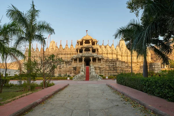 Ranakpur Jain神庙（Ranakpur Jain temple或Chaturmukha, Dharana, Vihara）是位于Ranakpur的一座Jain神庙。 — 图库照片