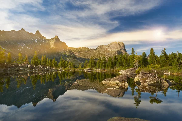 Zomerochtend Meertje Zonnestralen Schitteren Tussen Wolken Ergaki Natuurpark Krasnojarsk Regio — Stockfoto