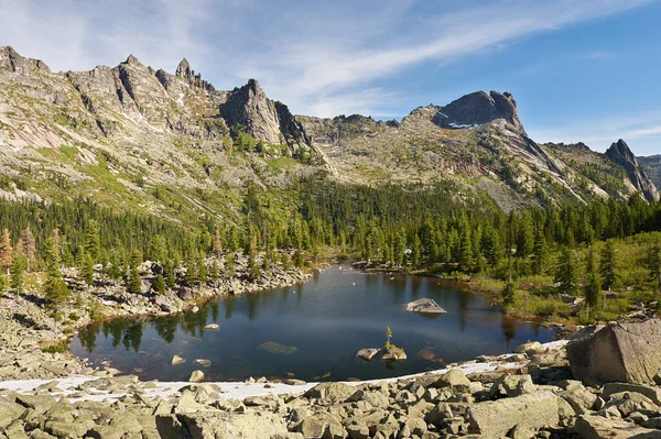 Matin Été Sur Petit Lac Les Rayons Soleil Brillent Entre — Photo