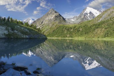 Yarlu Vadisi 'nin Roerich manzarası. Güzel bahar manzarası, Rusya, Sibirya, Altai dağları, Katun sırtı. Belukha Dağı yakınlarındaki bir dağ gölünde şafak vakti..