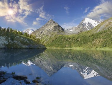 Yarlu Vadisi 'nin Roerich manzarası. Güzel bahar manzarası, Rusya, Sibirya, Altai dağları, Katun sırtı. Belukha Dağı yakınlarındaki bir dağ gölünde şafak vakti..