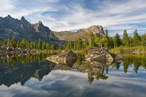 Summer Morning Little Lake Sun Rays Shine Clouds Ergaki Nature — Stock Photo, Image