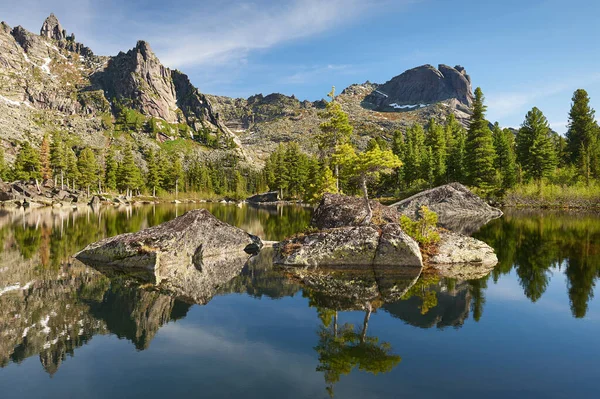 Summer Morning Little Lake Sun Rays Shine Clouds Ergaki Nature — Stock Photo, Image