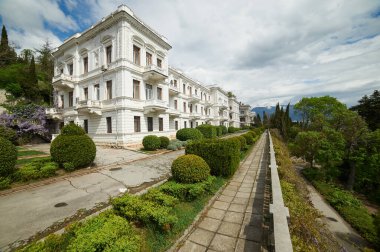 YALTA-APRILL 25, 2016: ivadia Sarayı son Rus çarı II. Nicholas ve ailesinin Livadiya, Kırım 'daki yaz tatiliydi. Yalta Konferansı 1945 yılında burada yapıldı.