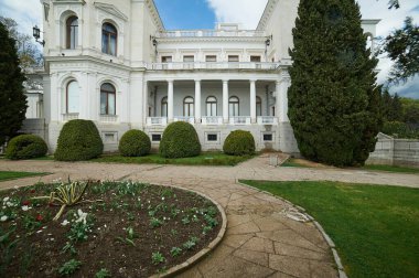 YALTA-APRILL 25, 2016: ivadia Sarayı son Rus çarı II. Nicholas ve ailesinin Livadiya, Kırım 'daki yaz tatiliydi. Yalta Konferansı 1945 yılında burada yapıldı.