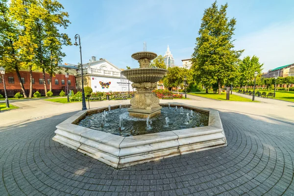 Karetny Ryad Caddesi, Fountain in the Hermitage Garden, Moskova.