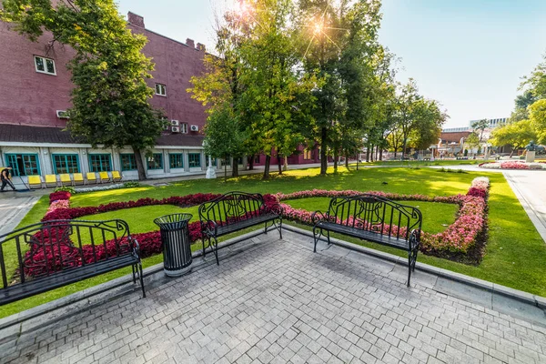 Karetny Ryad Caddesi, Moskova Hermitage Bahçesi.