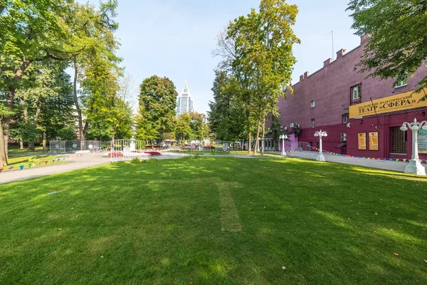 Karetny Ryad Caddesi, Moskova Hermitage Bahçesi.