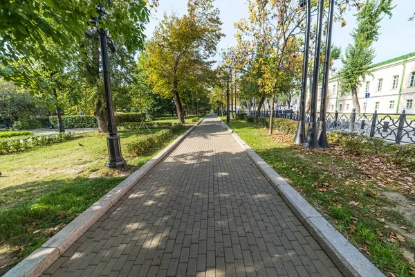 Ruelle d'été du boulevard Strastnoy, à Moscou . — Photo