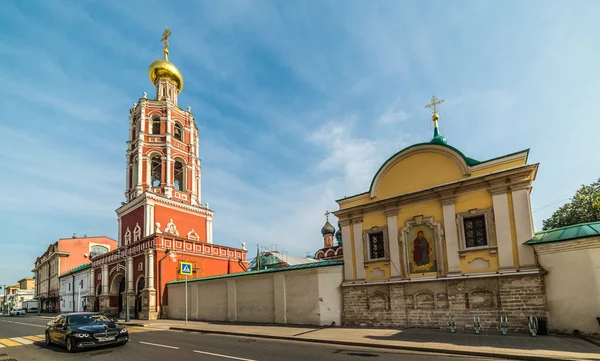 Mosteiro de Vysoko-Petrovsky, Rua Petrovka em Moscou . — Fotografia de Stock