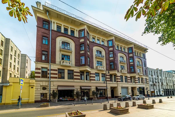 Edifício de apartamentos na rua Bolshaya Dmitrovka, 22, edifício 1 — Fotografia de Stock