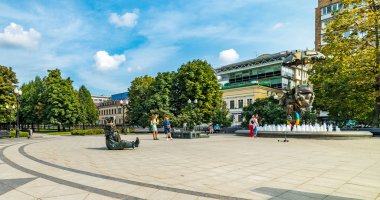 Nikulin sirkinin önündeki palyaçoların bronz figürleri. Şehir M