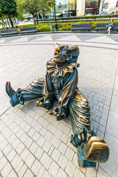 Figure di bronzo di clown di fronte al cerchio di Nikulin.City la M — Foto Stock