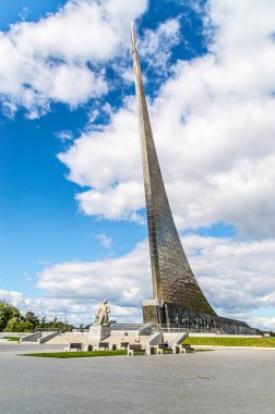 Uzayın Fatihleri Anıtı, uzun ve görkemli bir anıt.