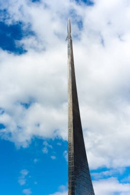 Uzayın Fatihleri Anıtı, uzun ve görkemli bir anıt.