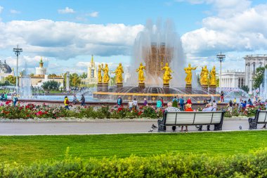 Arkadaşlık meydanı çeşmenin etrafında yer almaktadır. 