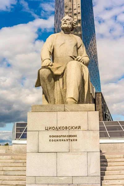 The monument to Konstantin Eduardovich Tsiolkovsky, the author o — стокове фото